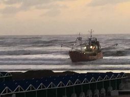 El barco, encallado en Playa Grande, Mar del Plata