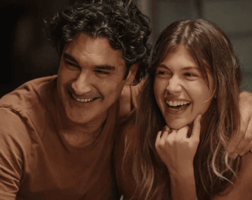 El maestro y la música azul, la serie griega que la está rompiendo.