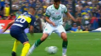 Ricardo Centurión le hizo un caño a un rival e hizo delirar a toda la Bombonera. Ricardo Centurión le hizo un caño a un rival e hizo delirar a toda la Bombonera.