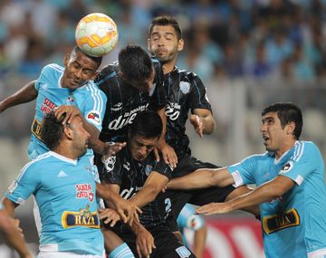 Racing le ganó a Sporting Cristal y se encamina hacia los octavos
