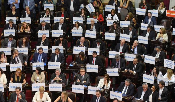 #HayOtroCamino, el cartel que cubrió a un tercio de la bancada en Diputados