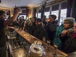 reabrio el primero de los bares atacados en los atentados de paris reabrio el primero de los bares atacados en los atentados de paris