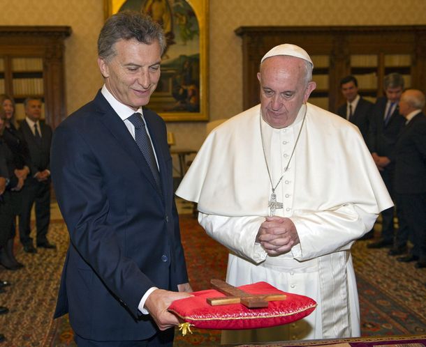 En medio de la tensión, Macri le envió una carta al papa Francisco por su quinto aniversario