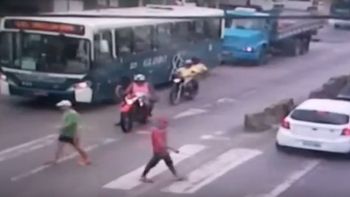 escalofriante: iba en su moto, freno en el semaforo y dos sicarios lo mataron a tiros escalofriante: iba en su moto, freno en el semaforo y dos sicarios lo mataron a tiros