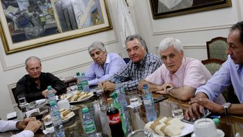 cgt reunificada: sus dirigentes presentaran un documento conjunto con reclamos a macri cgt reunificada: sus dirigentes presentaran un documento conjunto con reclamos a macri