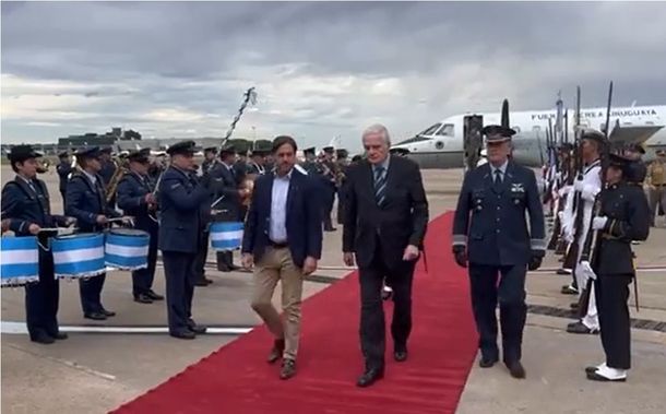 El presidente Luis Lacalle Pou llegó a Argentina junto al canciller Omar Paganini para asistir a la asunción de Javier Milei.