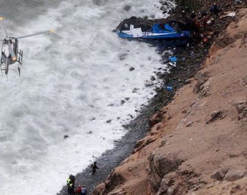 Así quedó el micro desbarrancado en Pasamayo