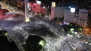 mira los festejos de los hinchas de river en el obelisco mira los festejos de los hinchas de river en el obelisco