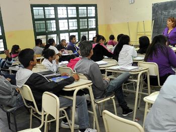 Alumnos porteños que terminan secundario deberán hacer prácticas laborales obligatorias