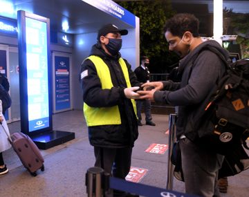 Comenzaron los testeos en Ezeiza: ¿Qué tienen que hacer quienes viajan?