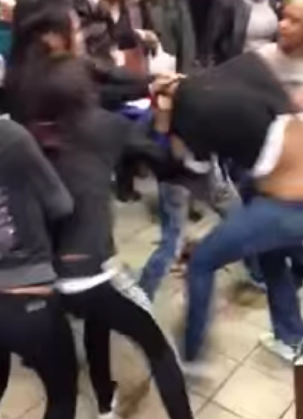 Brutal pelea entre mujeres en un local de comidas rápidas: mirá el video