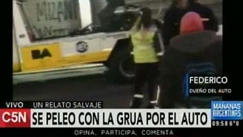 video: la grua le quiso llevar la camioneta y termino a las pinas video: la grua le quiso llevar la camioneta y termino a las pinas