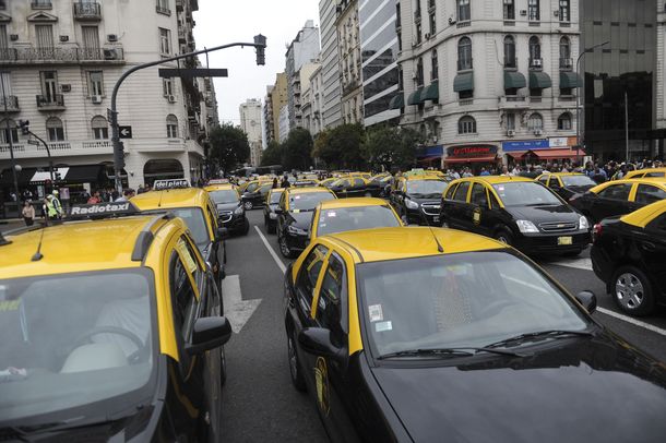 Taxistas advierten: Uber es más barato, pero también es más riesgoso