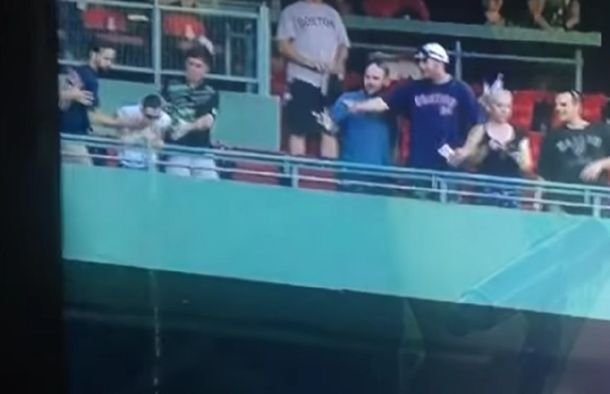 ¡Qué puntería! Durante un partido de béisbol, vomitó de una tribuna hacia otra
