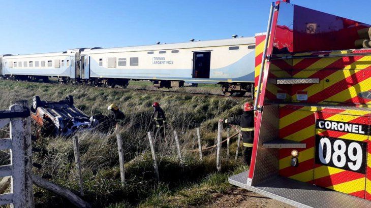 Tragedia en Mar del Plata: un auto fue embestido por un tren a 50 kilómetros y murió uno de sus ocupantes