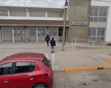 Un joven fue baleado en la puerta de una escuela tras una pelea entre alumnos