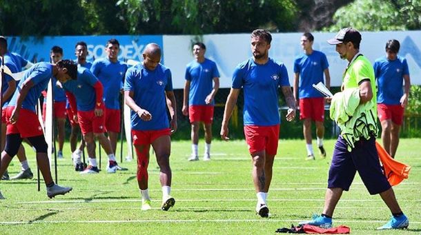 Crisis en el fútbol de Bolivia: los jugadores deben pagarse los test de coronavirus