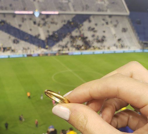 Encontró una alianza en la cancha de Vélez y la búsqueda del dueño es viral