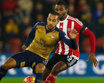 Un holandés hizo un golazo de tres dedos para amargar al Arsenal