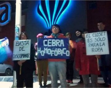 La echaron de la disco por besarse con otra mujer