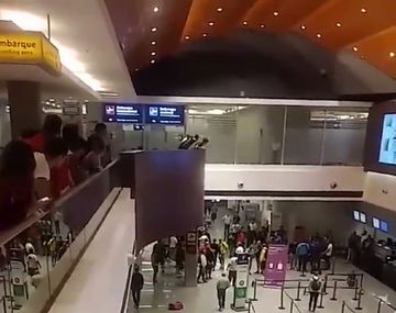 Hinchas de Boca y River se enfrentaron en el hall del aeropuerto de Plumerillo en Mendoza