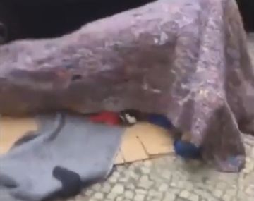 VIDEO: Una pareja tuvo sexo en plena calle