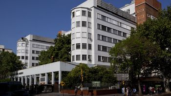 otra vez: encontraron un bebe abandonado en el bano de un hospital otra vez: encontraron un bebe abandonado en el bano de un hospital