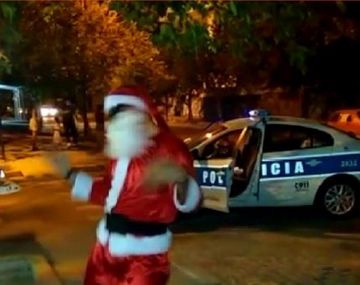 Policía intenta trepar vestido de Papa Noel
