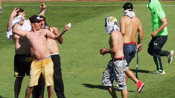 violentos y vanidosos: barras se sacaron una selfie en medio de una batalla campal violentos y vanidosos: barras se sacaron una selfie en medio de una batalla campal