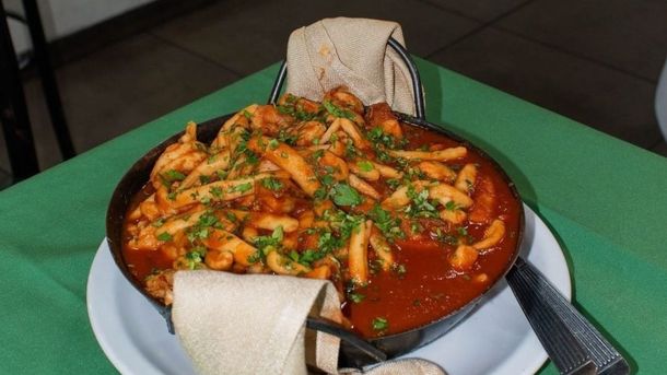 Este restaurante se encuentra en pleno corazón de Mataderos. Este restaurante se encuentra en pleno corazón de Mataderos.