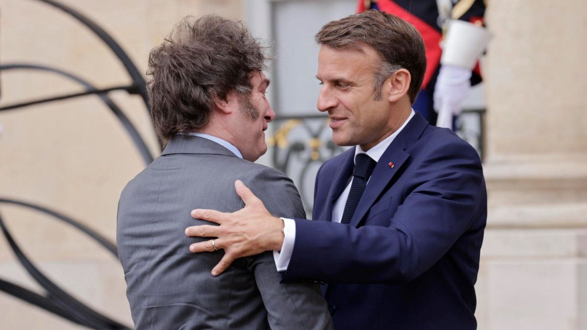 Emmanuel Macron evitó que Javier Milei se sacara la clásica foto con los pulgares para arriba