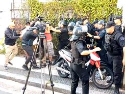Violenta agresión de la Policía Federal a un camarógrafo de TV en el Congreso Violenta agresión de la Policía Federal a un camarógrafo de TV en el Congreso