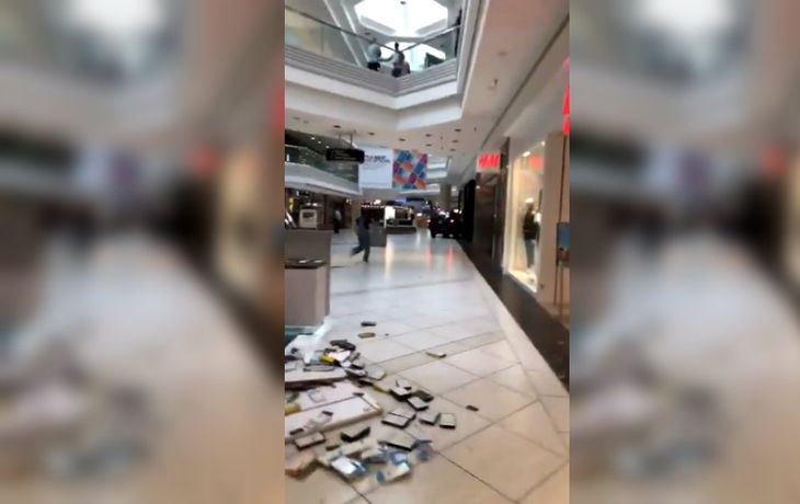 Entró con su camioneta a un shopping de Chicago