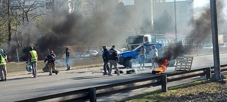 Máxima tensión en Autopista Dellepiane: choques con la Policía de la Ciudad y desalojo