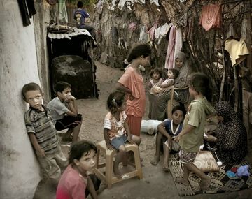 Aberrante: denuncian que traficantes abusan de nenes y mujeres refugiados