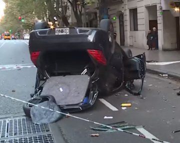 Impresionante choque y vuelco en Recoleta