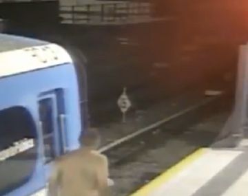 Un hombre se desnudó en el Sarmiento e intentó escapar por las vías