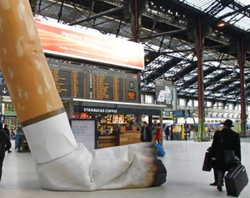 Extienden impuestos al cigarrillo y devolución de IVA a compras con débito