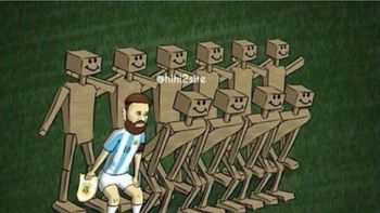 Messi rodeado de compañeros de madera Messi rodeado de compañeros de madera