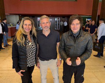 Milei adelantó su llegada a Paraná y se sacó una foto con Rogelio Frigerio