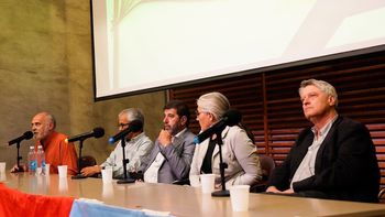 El Frente Amplio busca aliarse a Cabildo Abierto para impulsar un proyecto de reestructuración de deudas para uruguayos de bajos recursos. El Frente Amplio busca aliarse a Cabildo Abierto para impulsar un proyecto de reestructuración de deudas para uruguayos de bajos recursos.