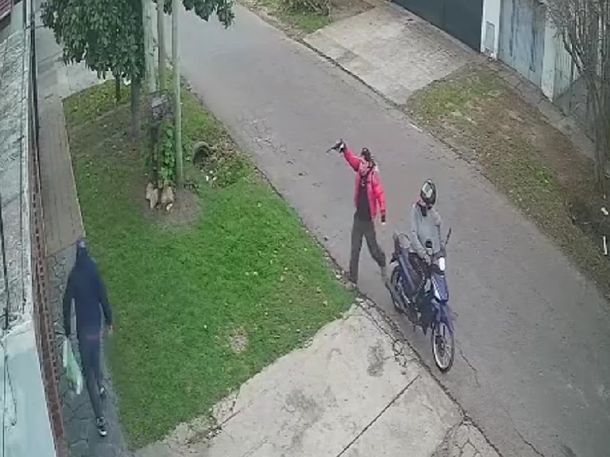 Un ladrón armado le robó la moto a un joven en pleno centro de La Plata..
