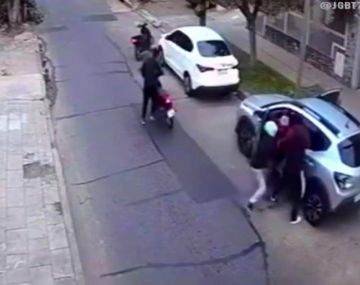 Una pareja de jubilados fue asaltada por cuatro motochorros que los golpearon para robarles el auto.