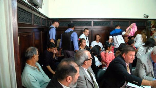 Crédito: Diario UNO / Una vista de la sala del tribunal en la que se ve a Caudana padre e hijo contra la pared