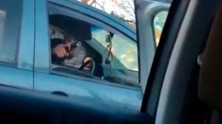 Relatos salvajes en Ituzaingó: un automovilista amenazó a otro con una pistola durante una discusión de tránsito