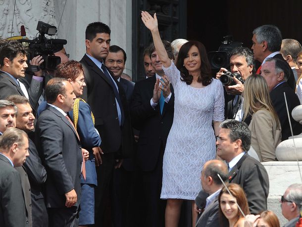 LOOK: La Presidenta eligió un vestido blanco para abrir las sesiones ordinarias