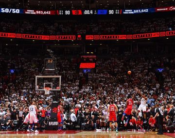 Cuatro rebotes en el aro y un estadio en silencio: el dramático doble de Kawhi Leonard