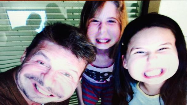 Marcelo Tinelli a pura selfie, con su hija y la nena de Guillermina Valdés