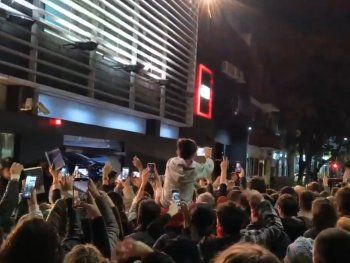 Cristina candidata: la reacción de la gente en la puerta de C5N