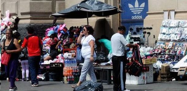 La Policía Metropolitana continúa con los desalojos a manteros en Once